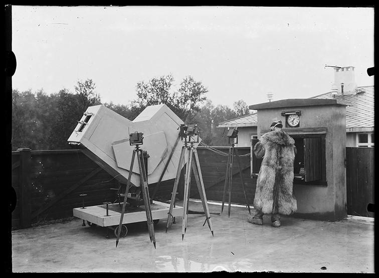 Observasjonsplatået_ forsker i pels_Christian Hansen.jpg Observasjonsplatået.